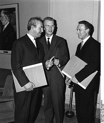  Erich Schellow (rechts) bei der Verleihung des Berliner Kunstpreises 1960; von links nach rechts: Rudolf Nolte (Regisseur), UweJohnson (Schriftsteller), ErichSchellow (Schauspieler); Quelle: Deutsches Bundesarchiv, Digitale Bilddatenbank, B 145 Bild-P057015; Fotograf: Unbekannt / Datierung: 18. 3.1960 / Lizenz CC-BY-SA 3.0.