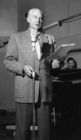 Willy Schneider am 12. Februar 1954 während einer Probe im WDR Rundfunkstudio; Ausschnitt des Fotos Datei Bundesarchiv B 145 Bild-F001345-0006; Quelle: Deutsches Bundesarchiv, Digitale Bilddatenbank, B 145 Bild-F001345-0006; Fotograf: Rolf Unterberg / Datierung: 12. Februar 1954 / Lizenz CC-BY-SA 3.0. Originalfoto und Beschreibung: Deutsches Bundesarchiv B 145 Bild-F001345-0006 bzw. Wikimedia Commons