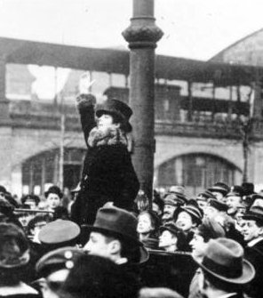 Agitation fr die Wahl zur Nationalversammlung 1919. Die Schauspielerin Senta Sneland wirbt fr die Wahl zur Nationalversammlung. Quelle: Deutsches Bundesarchiv, Digitale Bilddatenbank, Ausschnitt des Fotos Bild 183-18594-0048; Fotograf: W. Gircke / Datierung: 1919 / Lizenz CC-BY-SA 3.0.