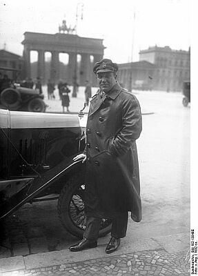 Richard Tauber 1932 vor einem Auto stehend, im Hintergrund das Brandenburger Tor; Quelle: Deutsches Bundesarchiv, Digitale Bilddatenbank, Bild 102-13848E; Fotograf: Unbekannt / Datierung: 1932 / Lizenz CC-BY-SA 3.0.