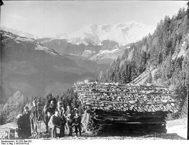 Drehpause während der Meraner Aufnahmen zu "Tirol in Waffen" von Carl Froelich, dahinter Rudolf Biebrach als Andreas Hofer; Quelle: Deutsches Bundesarchiv, Digitale Bilddatenbank, N 1275 Bild-255; Fotograf: Unbekannt / Datierung: 1913 / Lizenz CC-BY-SA 3.0; Originalfoto und Beschreibung: Deutsches Bundesarchiv N 1275 Bild-255 bzw. Wikimedia Commons