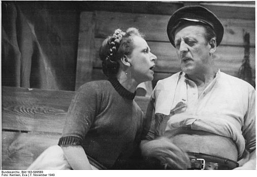 Szene mit Gisela Trowe (Eva) und ErwinGeschonneck(Matti) aus "Herr Puntila und sein Knecht Matti" von Bertolt Brecht; Berliner Uraufführung am "Berliner Ensemble": 11.11.1949; Regie: Bertolt Brecht und Erich Engel; Musik: Paul Dessau, Bühnenbild: Kasper Neher; Quelle: Deutsches Bundesarchiv, Digitale Bilddatenbank, Bild 183-86965-0010; Fotograf: Illus Kemlein / Datierung: 17.11.1949 / Lizenz CC-BY-SA 3.0; Originalfoto und Beschreibung: Deutsches Bundesarchiv  Bild 183-S89589; bzw. Wikimedia Commons; Genehmigung des Bundesarchivs zur Veröffentlichung innerhalb dieser Webpräsenz wurde am 11.10.2010 erteilt.