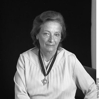 Maria Wimmer 1982; Quelle: Deutsches Bundesarchiv, Digitale Bilddatenbank, Bild B 145 Bild-F063262-0001; Fotograf: Engelbert Reineke / Datierung: 6. Juni 1982 / Lizenz CC-BY-SA 3.0.; Originalfoto und Beschreibung: Deutsches Bundesarchiv B 145 Bild-F063262-0001 bzw. Wikimedia Commons