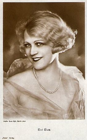 Evi Eva ca. 1928/29, fotografiert von Suse Byk (1884–1943); Quelle: filmstarpostcards.blogspot.com; Ross-Karte Nr. 3317/1; Lizenz: gemeinfrei