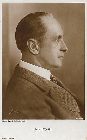 Jaro Fürth, fotografiert von Suse Byk (1884–1943); Quelle: www.flickr.com; Ross-Karte Nr. 3200/1; Lizenz: gemeinfrei