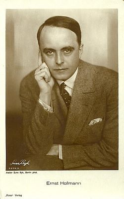 Ernst Hofmann, fotografiert von Suse Byk (1884–1943); Quelle: filmstarpostcards.blogspot.de; Ross-Karte Nr.3359/2; Lizenz: gemeinfrei