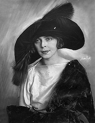 Manja Tzatschewa, fotografiert von Suse Byk (1884–1943); Quelle: Wikimedia Commons; Lizenz: gemeinfrei