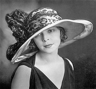 Foto Manja Tzatschewa: Urheberin: Suse Byk (1884–1943); datiert 1922; Quelle: Wikimedia Commons; Lizenz: gemeinfrei