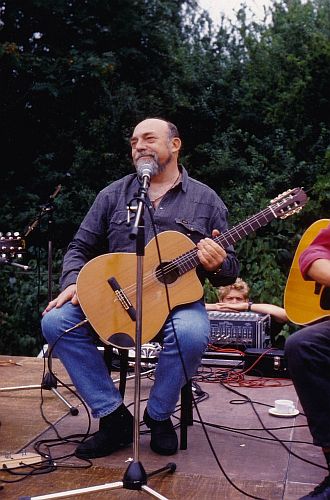 Wolfgang Dehler anlsslich eines Live-Konzerts mit Band in Dortmund 1995; mit Dank aus dem Privatarchiv der Familie Dehler; Copyright Familie Dehler