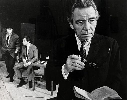 Peter Frankenfeldt im Januar 1968 bei den Hauptproben zu dem Theaterstck "Biografie" von Max Frisch;im Hintergrund Leopold Lindtberg (l.) und Ullrich Haupt; Quelle: "ETH-Bibliothek" (Zrich) bzw. ba.e-pics.ethz.ch (file: Com_A0911-02-02); Urheber: Schmid/Comet Photo AG (Zrich); Lizenz: CC BY-SA 4.0