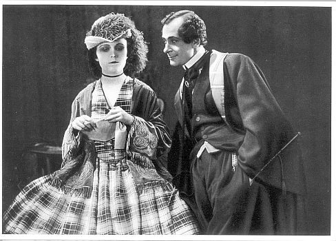 Pola Negri als Yvette und Alfred Abel als Musiker Gaston in dem Stummfilm "Die Flamme" (1922) von Ernst Lubitsch ("Ernst Lubitsch-Film GmbH", Berlin); Quelle: Deutsche Fotothek, (file: df_pos-2006-a_0000888); aus "Vom Werden deutscher Filmkunst/1. Teil: Der stumme Film" von Dr. Oskar Kalbus (Berlin 1935, S. 61) / Sammelwerk Nr. 10 bzw. Ross-Verlag 1935; Copyright SLUB Dresden/Deutsche Fotothek/Unbekannter Fotograf; Quelle: www.deutschefotothek.de; Genehmigung zur Verffentlichung: 30.03.2017