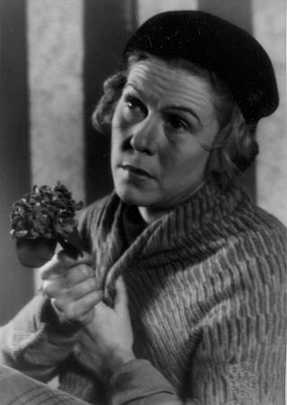 Fita Benkhoff in dem Theaterstck "Pygmalion" von George Bernard Shaw 1946 am Hamburger "Thalia-Theater", fotografiert von Gerd Mingram (19102001), genannt Germin; Quelle: Deutsche Fotothek, (file: df_ger-pos_0000917); Copyright SLUB Dresden/Deutsche Fotothek/Germin; Datierung: 1946; Quelle: www.deutschefotothek.de