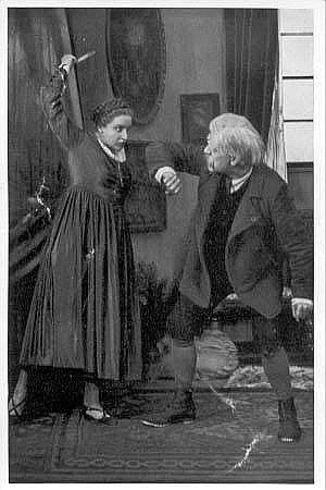 Rudolf Biebrach als Herr Wieland mit Henny Porten als Magdalena von Ringwall in dem Stummfilm "Das Geschlecht derer von Ringwall" (1918), gedreht von Rudolf Biebrach für "Messter (Film)Projektion" (Berlin); Quelle: Deutsche Fotothek, (file: df_pos-2006-a_0000844) aus "Vom Werden deutscher Filmkunst/1. Teil: Der stumme Film" von Dr. Oskar Kalbus (Berlin 1935, S. 21) / Sammelwerk Nr. 10 bzw. Ross-Verlag 1935; Copyright SLUB Dresden/Deutsche Fotothek/Unbekannter Fotograf; Quelle: www.deutschefotothek.de