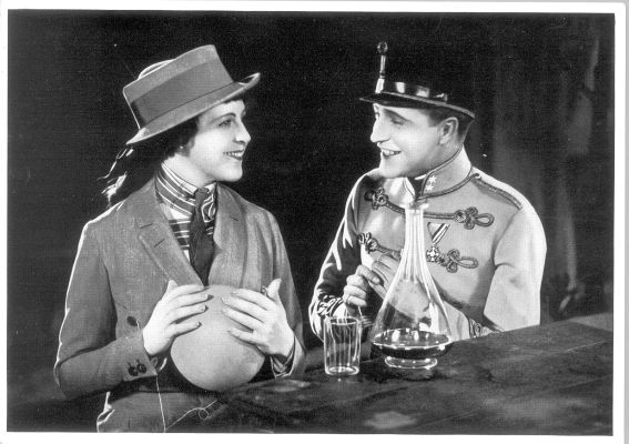 Mady Christians als Prinzessin Alix von Flausenthurn und Willy Fritsch als Nikolaus "Nik" Graf Preyn in dem Ufa-Stummfilm "Ein Walzertraum" (1925) von Ludwig Berger; Quelle: Deutsche Fotothek, (file: df_pos-2006-a_0000901) aus "Vom Werden deutscher Filmkunst/1. Teil: Der stumme Film" von Dr. Oskar Kalbus (Berlin 1935, S. 82) bzw. Ross-Verlag 1925; Copyright SLUB Dresden/Deutsche Fotothek/Unbekannter Fotograf; Quelle: www.deutschefotothek.de