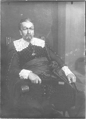 Bruno Decarli als Wallenstein in "Wallensteins Tod" aus der Dramen-Trilogie "Wallenstein" von Friedrich Schiller ("Staatstheater Dresden", 28.04.1927); Urheberin: Ursula Richter ((18861946); Quelle: www.deutschefotothek.de (file: df_pos-2009-a_0001809); Eigentmer / Copyright: SLUB Dresden/Deutsche Fotothek/Ursula Richter; Genehmigung zur Verffentlichung: 30.03.2017