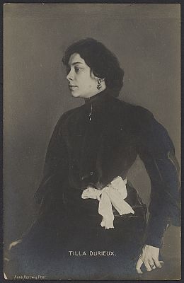 Tilla Durieux in einem Rollenkostm, fotografiert von Aura Hertwig (18611944); Quelle: Deutsche Fotothek (file: df_pos-2019-a_0000630); Eigentmer/Copyright SLUB Dresden/Deutsche Fotothek; Quelle: www.deutschefotothek.de; Genehmigung zur Verffentlichung: 30.03.2017