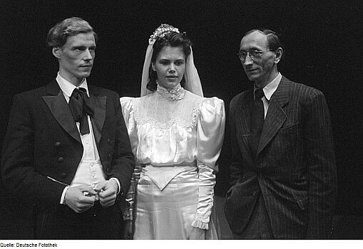 Szenenfoto aus dem Stück "Die kleine Stadt" von Thornton Wilder am Deutschen Theater in Berlin im August 1945; Max Eckard als George (links), Ruth Schilling als Emily (Mitte) und Bruno Hübner (rechts); Copyright: SLUB Dresden/Deutsche Fotothek; Urheber: Abraham Pisarek; Datierung: 1945.08 / Lizenz CC-BY-SA 3.0.