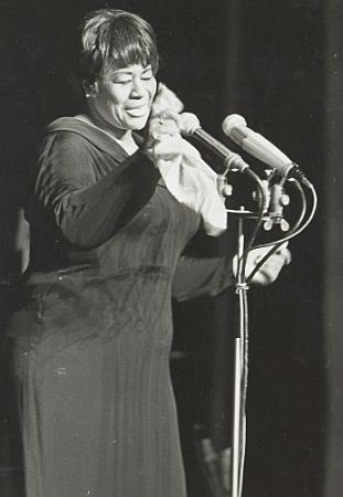 Ella Fitzgerald whrend eines Konzertes 1967 in Berlin, fotografiert von Evelyn Richter; Quelle: Deutsche Fotothek, (file: df_hauptkatalog_0201022); Eigentmer/Copyright SLUB Dresden/Deutsche Fotothek/Urheber: Evelyn Richter; Datierung 1967; Quelle: www.deutschefotothek.de