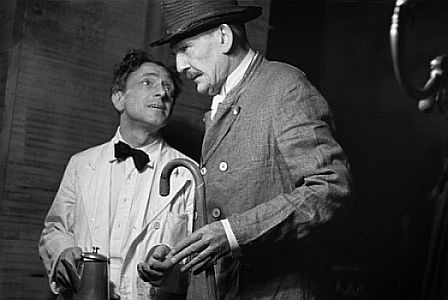 Rudolf Forster (r.) mit Walter Bluhm1) in dem Stck "Samba" von Ulrich Becher, aufgefhrt 1952 am Berliner "Schlosspark Theater" in einer Inszenierung von Ludwig Berger; Quelle: Deutsche Fotothek, (file: df_pk_0004021_018); Copyright SLUB Dresden/Deutsche Fotothek/Abraham Pisarek; Urheber: Abraham Pisarek (19011983); Datierung: 1952; Quelle: deutschefotothek.de; Genehmigung zur Verffentlichung: 30.03.2017