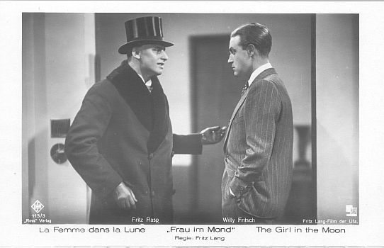 Fritz Rasp als "der Mann, der sich derzeit Walter Turner nennt" und Willy Fritsch als Wolf Helius in dem Stummfilm "Frau im Mond" von Fritz Lang nach dem Roman von Thea von Harbou; Fotografie (Weltpostkarte) Ross-Verlag, 1929; Quelle: Deutsche Fotothek, (file: df_pos-2009-a_0000081); Eigentümer/Copyright SLUB Dresden/Deutsche Fotothek; Quelle: www.deutschefotothek.de; Genehmigung zur Verffentlichung: 30.03.2017