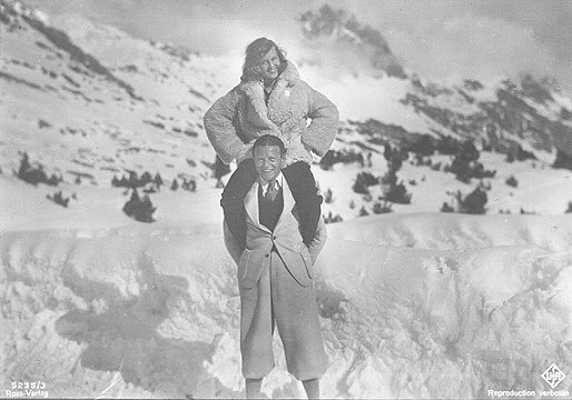 Lilian Harvey und Willy Fritsch in einer Filmszene; Fotografie (Weltpostkarte). "Ross-Verlag", um 1930; Quelle: Deutsche Fotothek, (file: df_pos-2009-a_0000068); Copyright SLUB Dresden/Deutsche Fotothek/Unbekannter Fotograf; Quelle: www.deutschefotothek.de; Genehmigung zur Verffentlichung: 30.03.2017