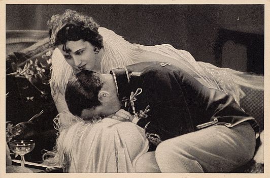 Lil Dagover als Camilla Sedlacek und Willy Fritsch als Leutnant Graf von Turoczy  in dem Stummfilm "Ungarische Rhapsodie" (1928) von Hanns Schwarz; Quelle: Deutsche Fotothek, (file: df_pos-2006-a_0000836) aus "Vom Werden deutscher Filmkunst/1. Teil: Der stumme Film" von Dr. Oskar Kalbus (Berlin 1935, S. 79) / Sammelwerk Nr. 10 bzw. Ross-Verlag 1935; Copyright SLUB Dresden/Deutsche Fotothek/Unbekannter Fotograf; Quelle: www.deutschefotothek.de; Genehmigung zur Verffentlichung: 30.03.2017