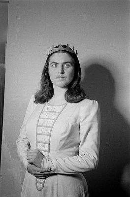 Elisabeth Gr�mmer als "Die Kluge" in der Oper "Die Kluge" von Carl Orff, basierend auf dem M�rchen "Die kluge Bauerntochter" der Gebr�der Grimm, aufgef�hrt an der "Komischen Oper Berlin"; Quelle: Deutsche Fotothek, (file: df_pk_0000657_010); Urheber: Abraham Pisarek (1901�1983); Copyright SLUB Dresden/Deutsche Fotothek/Abraham PisarekQuelle: Quelle: Deutsche Fotothek; Genehmigung zur Ver�ffentlichung: 30.03.2017