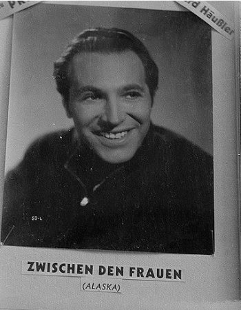 Richard Häussler 1947 (?) auf einem Aushangplakat zu "Zwischen den Frauen"; Quelle: Deutsche Fotothek, (file: df_roe-neg_0000146_004); Copyright SLUB Dresden/Deutsche Fotothek; Urheber: Roger Rössing (19292006) / Renate Rössing (19292005); Datierung: vermutlich 1947 / Lizenz CC-BY-SA 3.0; Originalfoto und Beschreibung: Wikimedia Commons