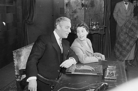 Marianne Hoppe als Celia Copplestone mit Gustaf Grndgens als der unbekannte Gast in "Die Cocktailparty" von T. S. Eliot, anlsslich eines Gastspiels am Berliner "Schillertheater"; Regie: Gustaf Grndgens; Quelle: Deutsche Fotothek, (file: df_pk_0000975_002); Copyright SLUB Dresden/Deutsche Fotothek/Abraham Pisarek; Urheber: Abraham Pisarek (19011983); Datierung: ungenannt; Quelle: www.deutschefotothek.de; Genehmigung zur Verffentlichung: 30.03.2017