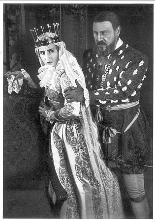 Henny Porten als Anna Boleyn und Emil Jannings als HeinrichVIII. in dem Stummfilm "Anna Boleyn" von Ernst Lubitsch; (Projektions-AG Union (PAGU), Messter-Film GmbH, Berlin, 1920); Quelle: Deutsche Fotothek, (file: df_pos-2006-a_0000895); "Vom Werden deutscher Filmkunst/1. Teil: Der stumme Film" von Dr. Oskar Kalbus; (Berlin 1935, S. 51); Ross-Verlag, 1920; Copyright SLUB Dresden/Deutsche Fotothek/Unbekannter Fotograf; Quelle: www.deutschefotothek.de; Genehmigung zur Verffentlichung: 30.03.2017