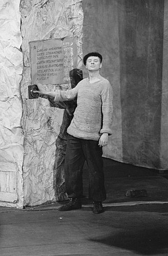 Günter Junghans als Lawrik in dem Stück "Avantgarde" von Walentin Petrowitsch Katajew mit Musik von Friedrich Goldmann; DDR-Erstaufführung: 27. September 1970; Regie: Fritz Marquardt;"Volksbühne", Berlin (auch TV, EA: 25.04.1971); Quelle: Deutsche Fotothek, (file: df_pk_0006180_a_012); Copyright SLUB Dresden/Deutsche Fotothek/Abraham Pisarek; Urheber: Abraham Pisarek (1901–1983); Datierung: 09.1970; Quelle: www.deutschefotothek.de