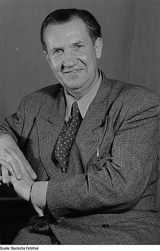 Portrait Fritz Kampers 1947; Quelle: Deutsche Fotothek, (file: df roe-neg 0000135 002): Copyright SLUB Dresden/Deutsche Fotothek; Urheber: Roger Rssing (19292006)/Renate Rssing (19292005); Datierung: 1947 / Lizenz CC-BY-SA 3.0.