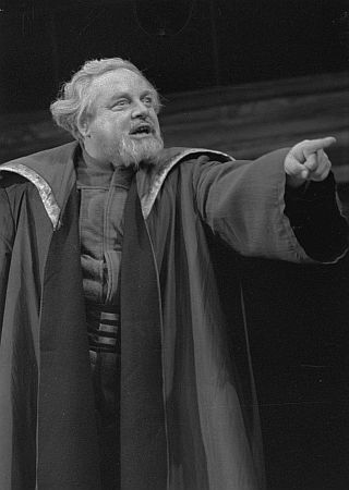 Willy A. Kleinau als Titelheld in "König Lear" (1957); Quelle: www.deutschefotothek.de; (file: df_pk_0004401_1_001); Datierung: 11.1957; Urheber: Abraham Pisarek (19011983); Copyright SLUB Dresden/Deutsche Fotothek/Abraham Pisarek