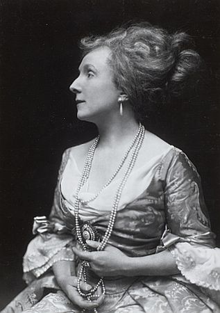 Die Schauspielerin Hermine Krner um 1910 als Lady Milford in "Kabale und Liebe" von Friedrich Schiller, fotografiert von Grete Back (18781965); Quelle: Deutsche Fotothek, (file: df_hauptkatalog_0099340); Eigentmer / Copyright SLUB Dresden/Deutsche Fotothek/Grete Back/Datierung um 1910; Quelle: www.deutschefotothek.de