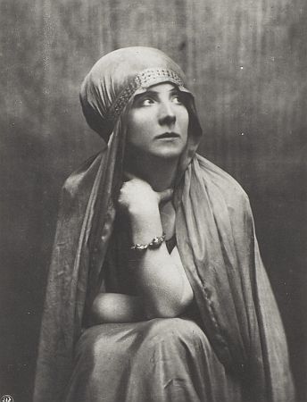 Hermine Krner als Knigin Christine in dem gleichnamigen Schauspiel von August Strindberg (Mnchen, 1921), fotografiert von Grete Back (18781965); Quelle: Deutsche Fotothek, (file: df_hauptkatalog_0281616); Eigentmer / Copyright SLUB Dresden/Deutsche Fotothek/Grete Back/Datierung um 1921; Quelle: www.deutschefotothek.de