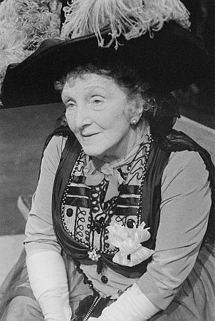 Hermine Körner als "Die Irre von Chaillot" von Jean Giraudoux in der Inszenierung Willi Schmidt, 1959 am Berliner "Schillertheater"; Quelle: Deutsche Fotothek, (file: df_pk_0004567_029a); Copyright SLUB Dresden/Deutsche Fotothek/Abraham Pisarek; Urheber: Abraham Pisarek (1901–1983); Datierung: 1959; Quelle: www.deutschefotothek.de