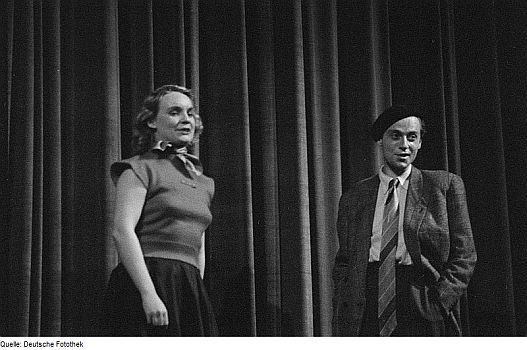 Ingeborg Krabbe und Gerhard Linke von der Leipziger "Pfeffermühle" bei ihrem 1. Programm im "Weißen Saal"; Quelle: Deutsche Fotothek, (file: df_roe-neg_0006611_039); Copyright SLUB Dresden/Deutsche Fotothek; Urheber: Roger Rössing1) (19292006) / Renate Rössing1) (19292005); Datierung: 21.03.1954 / Lizenz CC-BY-SA 3.0; Originalfoto und Beschreibung: Wikimedia Commons