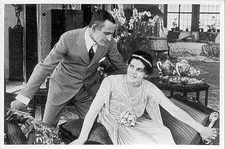 Max Landa als Detektiv Joe Deebs mit Leopoldine Konstantin in "Der Onyxknopf" von Hans Oberländer und Joe May ("May-Film", 1917); Quelle: Deutsche Fotothek, (file: df_pos-2006-a_0000851); aus "Vom Werden deutscher Filmkunst/1. Teil: Der stumme Film" von Dr. Oskar Kalbus (Berlin 1935, S. 38) / Sammelwerk Nr. 10 bzw. Ross-Verlag 1935; Copyright: SLUB Dresden/Deutsche Fotothek/Unbekannter Fotograf; Quelle: www.deutschefotothek.de