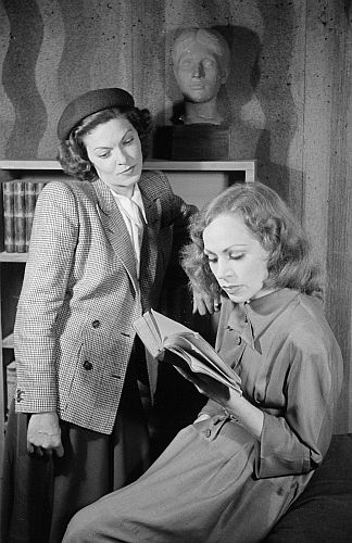 Maria Litto (l.) als Ellie und Gisela Trowe (r.) als Kat in dem Stck "Treibgut" von Thomas Engel, inszeniert vom Autor selbst an den "Kammerspielen" des "Deutschen Theaters", Berlin (Premiere: 11.06.1948); Quelle: Deutsche Fotothek, (file: df_pk_0000668_013); Copyright SLUB Dresden/Deutsche Fotothek/Abraham Pisarek; Urheber: Abraham Pisarek (19011983); Datierung: 1948; Quelle: www.deutschefotothek.de; Genehmigung zur Ver&ffentlichung: 30.03.2017