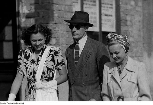Bruni Löbel (rechts) mit Schauspielerkollegin Hertha Feiler sowie einer weiteren Person im Jahre 1946;  Copyright: SLUB Dresden/Deutsche Fotothek; Urheber: Roger Rössing / Renate Rössing; Datierung: 1946 / Lizenz CC-BY-SA 3.0.