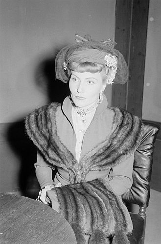 Winnie Markus in dem Stück "Die Affäre Dreyfus" von Hans Jos Rehfisch und Wilhelm Herzog, 1951 am Berliner "Schlosspark Theater"; Regie: Karl-Heinz Stroux; Quelle: Deutsche Fotothek, (file: df_pk_0000946_055); Copyright SLUB Dresden/Deutsche Fotothek/Abraham Pisarek; Urheber: Abraham Pisarek (19011983); Datierung: 29.04.1951; Quelle: www.deutschefotothek.de