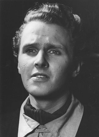 Harry Meyen in dem Stck "Candida" von George Bernhard Shaw, 1946 am Hamburger "Thalia-Theater", fotografiert von Gerd Mingram (19102001), genannt Germin; Quelle: Deutsche Fotothek, (file: df_ger-pos_0000884); Copyright SLUB Dresden/Deutsche Fotothek/Germin; Datierung: 1946; Quelle: www.deutschefotothek.de