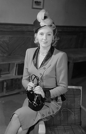 Loni Michelis 1951 in dem Stück "Zehn zu Null" von A. Jaroslav Urban an der "Neuen Bühne" im Berliner "Haus der Kultur"; Regie: Bodo Schweykowski; Quelle: Deutsche Fotothek, (file: df_pk_0000981_039); Copyright SLUB Dresden/Deutsche Fotothek/Abraham Pisarek; Urheber: Abraham Pisarek (1901–1983); Datierung: 09.11.1951; Quelle: www.deutschefotothek.de
