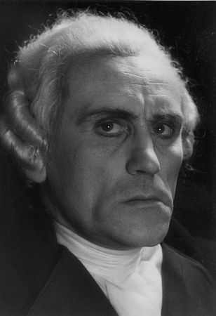 Bernhard Minetti als Robespierre in "Dantons Tod" von Georg Bchner, 1947 am Hamburger "Deutschen Schauspielhaus;fotografiert von Gerd Mingram (19102001), genannt Germin; Quelle: Deutsche Fotothek, (file: df_ger-pos_0000720); Copyright SLUB Dresden/Deutsche Fotothek/Germin; Datierung: 1947; Quelle: www.deutschefotothek.de