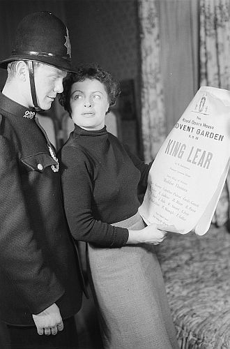 Szenenfoto mit Gunnar Mller und Gisela von Collande aus dem Stck "Die leichten Herzens"  von Emlyn Williams am "Schlosspark Theater"; Quelle: Deutsche Fotothek, (file: df_pkm_0000914_002); Copyright SLUB Dresden/Deutsche Fotothek; Urheber: Abraham Pisarek (19011983); Datierung: ungenannt; Quelle: deutschefotothek.de; Genehmigung zur Verffentlichung: 30.03.2017