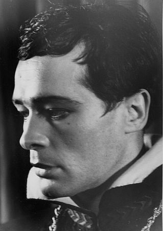 Peter Mosbacher in dem Drama "Don Carlos" von Friedrich Schiller, 1946/47 im Hamburger "Thalia-Theater", fotografiert von Gerd Mingram (19102001), genannt Germin; Quelle: Deutsche Fotothek, (file: df_ger-pos_0000889); Copyright SLUB Dresden/Deutsche Fotothek/Germin;  Datierung: 1946/1947; Quelle: www.deutschefotothek.de