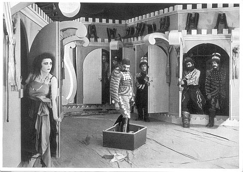 Pola Negri als Rischka in dem Stummfilm "Die Bergkatze" von Regisseur Ernst Lubitsch; Produktion: Paul Davidson für die "PAGU-Film Berlin", 1921; Quelle: Deutsche Fotothek, (file: df_pos-2006-a_0000887) aus "Vom Werden deutscher Filmkunst/1. Teil: Der stumme Film" von Dr. Oskar Kalbus (Berlin 1935, S. 86) / Sammelwerk Nr. 10 bzw. Ross-Verlag 1935; Copyright/Rechteinhaber: SLUB Dresden/Deutsche Fotothek/Unbekannter Fotograf; Quelle: www.deutschefotothek.de; Genehmigung zur Veröffentlichung: 30.03.2017