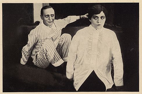 Harry Liedtke als Graf Herbert Symens und Pola Negri als Dolly (Doddy) in dem Stummfilm "Komtesse Doddy" von Regisseur Georg Jacoby; Produktion: Paul Davidson für die "PAGU-Film Berlin", 1919; Quelle: Deutsche Fotothek (file: df_pos-2006-a_0000846) aus "Vom Werden Deutscher Filmkunst/1. Teil: Der stumme Film" von Dr. Oskar Kalbus (Berlin 1935, S. 35) / Sammelwerk Nr. 10 bzw. Ross-Verlag 1935; Copyright/Rechteinhaber SLUB Dresden/Deutsche Fotothek; Unbekannter Fotograf; Quelle: www.deutschefotothek.de; Genehmigung zur Veröffentlichung: 30.03.2017