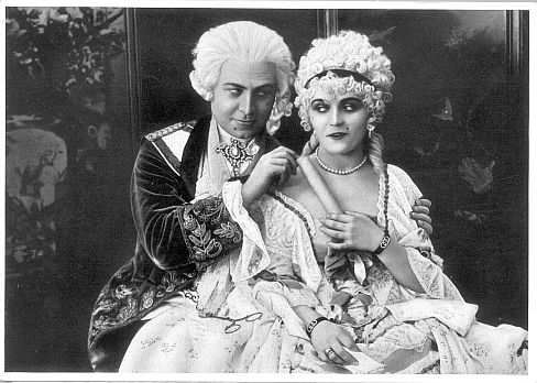 Emil Jannings als Knig Louis XV. und Pola Negri als Madame Dubarry in dem Stummfilm "Madame Dubarry" von Regisseur Ernst Lubitsch; Produktion: Paul Davidson fr die "PAGU-Film Berlin", 1919; Quelle: Deutsche Fotothek, (file: df_pos-2006-a_0000889) aus "Vom Werden deutscher Filmkunst/1. Teil: Der stumme Film" von Dr. Oskar Kalbus (Berlin 1935, S. 46) / Sammelwerk Nr. 10 bzw. Ross-Verlag 1935; Copyright/Rechteinhaber SLUB Dresden/Deutsche Fotothek; Unbekannter Fotograf; Quelle: www.deutschefotothek.de; Genehmigung zur Verffentlichung: 30.03.2017