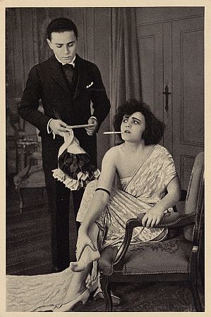 Fritz Schulz als Lothar von Raff,Sohn des Polizeichefs Joachim von Raff (Ernst Dernburg), und Pola Negri als Marquesa Assunta d’Armiani in demStummfilm "Die Marchesa d'Arminiani" von Regisseur Alfred Halm; Produktion: Paul Davidson für die "PAGU-Film Berlin", 1920; Quelle: Deutsche Fotothek (file: df_pos-2006-a_0000847) aus "Vom Werden deutscher Filmkunst/1. Teil: Der stumme Film" von Dr. Oskar Kalbus (Berlin 1935, S. 32) / Sammelwerk Nr. 10 bzw. Ross-Verlag 1935; Copyright/Rechteinhaber SLUB Dresden/Deutsche Fotothek; Unbekannter Fotograf; Quelle: www.deutschefotothek.de; Genehmigung zur Veröffentlichung: 30.03.2017